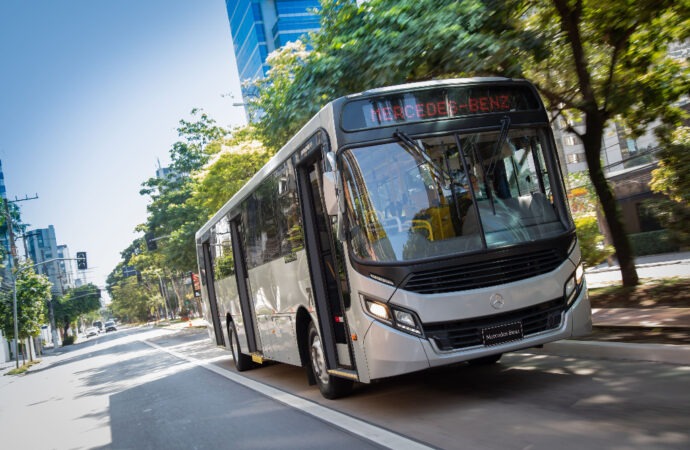 Mercedes-Benz y Banco Galicia firman un acuerdo para impulsar la financiación de Buses