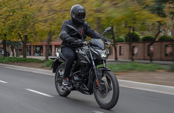 Bajaj lanza la Rouser P150