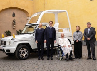 El Papa Francisco recibió un Clase G eléctrico