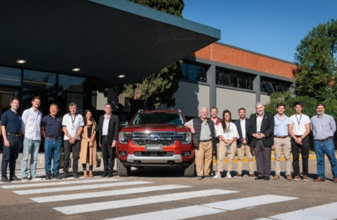 Ford Argentina y la educación: la automotriz dona una ranger a la Facultad de Ingeniería de la UBA